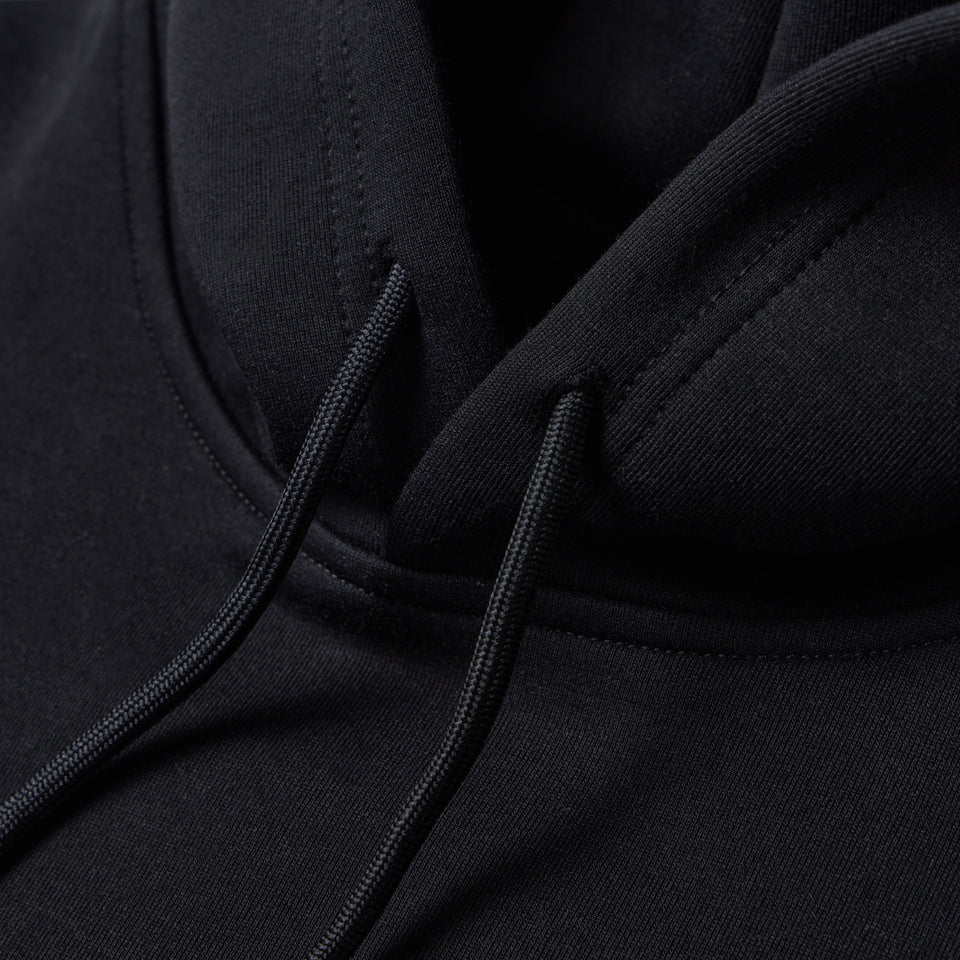 バスケットボール オーバーサイズド テック スウェット プルオーバー フーディ Brand Name Logo ブラック｜パフォーマンスアパレル | NEW ERA ニューエラ公式オンラインストア