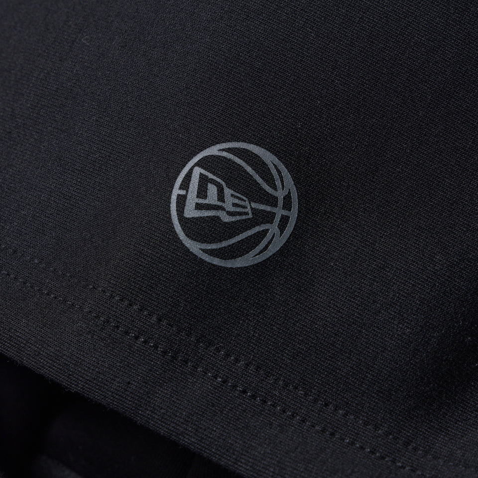 バスケットボール オーバーサイズド テック スウェット プルオーバー フーディ Brand Name Logo ブラック｜パフォーマンスアパレル | NEW ERA ニューエラ公式オンラインストア