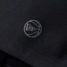 バスケットボール オーバーサイズド テック スウェット プルオーバー フーディ Brand Name Logo ブラック｜パフォーマンスアパレル | NEW ERA ニューエラ公式オンラインストア