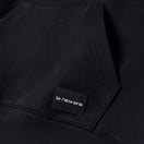 バスケットボール オーバーサイズド テック スウェット プルオーバー フーディ Brand Name Logo ブラック｜パフォーマンスアパレル | NEW ERA ニューエラ公式オンラインストア