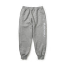 バスケットボール オーバーサイズド テック スウェット パンツ Brand Name Logo グレー｜パフォーマンスアパレル | NEW ERA ニューエラ公式オンラインストア