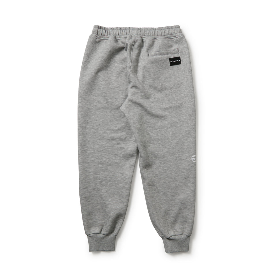 バスケットボール オーバーサイズド テック スウェット パンツ Brand Name Logo グレー｜パフォーマンスアパレル | NEW ERA ニューエラ公式オンラインストア