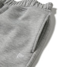 バスケットボール オーバーサイズド テック スウェット パンツ Brand Name Logo グレー｜パフォーマンスアパレル | NEW ERA ニューエラ公式オンラインストア