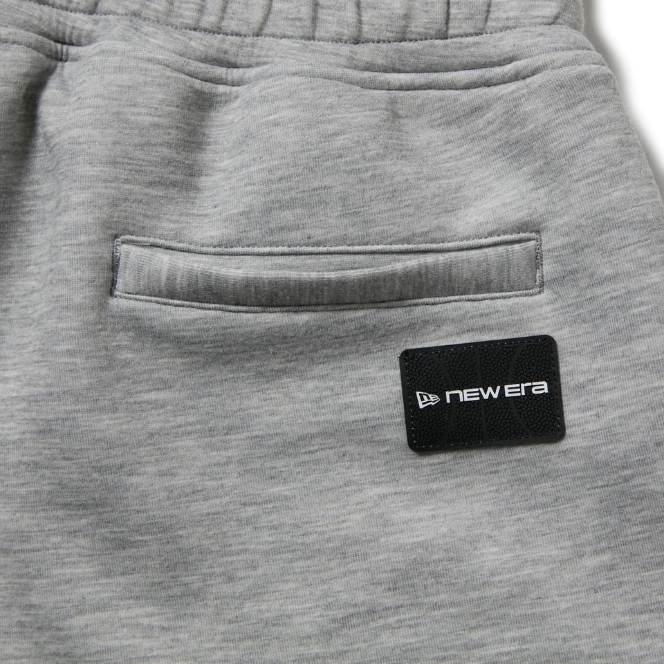バスケットボール オーバーサイズド テック スウェット パンツ Brand Name Logo グレー｜パフォーマンスアパレル | NEW ERA ニューエラ公式オンラインストア