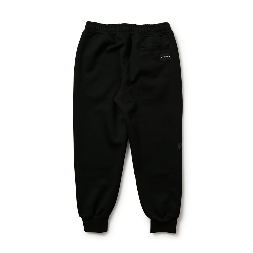 バスケットボール オーバーサイズド テック スウェット パンツ Brand Name Logo ブラック｜パフォーマンスアパレル | NEW ERA ニューエラ公式オンラインストア