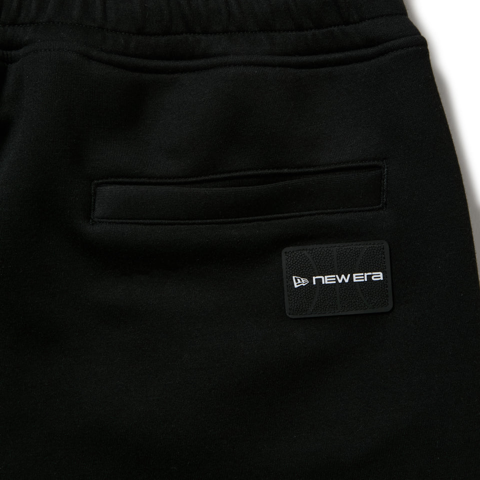 バスケットボール オーバーサイズド テック スウェット パンツ Brand Name Logo ブラック｜パフォーマンスアパレル | NEW ERA ニューエラ公式オンラインストア