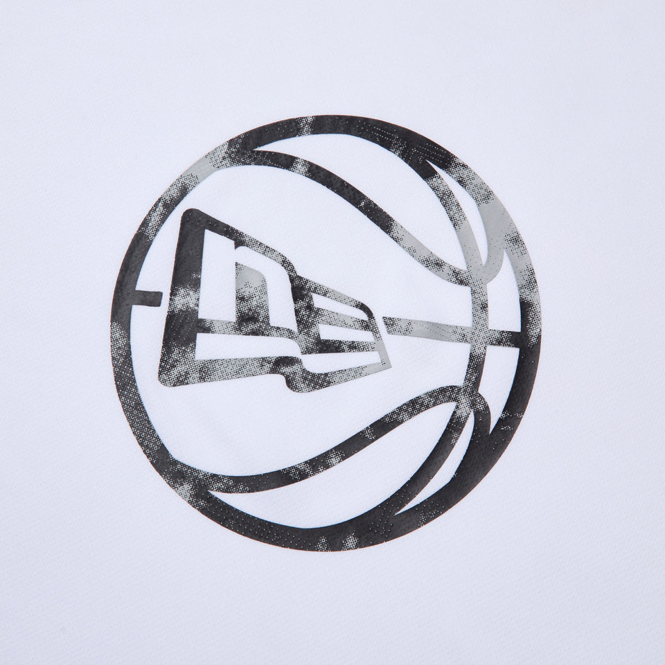 バスケットボール 長袖 オーバーサイズド テック Tシャツ Round Ball Logo ホワイト｜パフォーマンスアパレル | NEW ERA ニューエラ公式オンラインストア