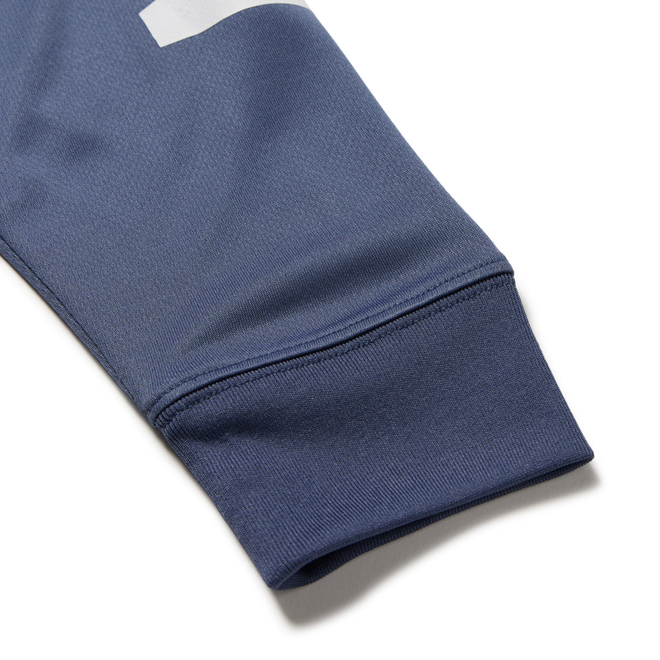 長袖 テック Tシャツ Sleeve Logo スレート｜パフォーマンスアパレル | NEW ERA ニューエラ公式オンラインストア