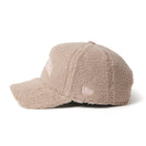 9FORTY A-Frame Boa Fleece カレッジロゴ ベージュ | NEW ERA ニューエラ公式オンラインストア
