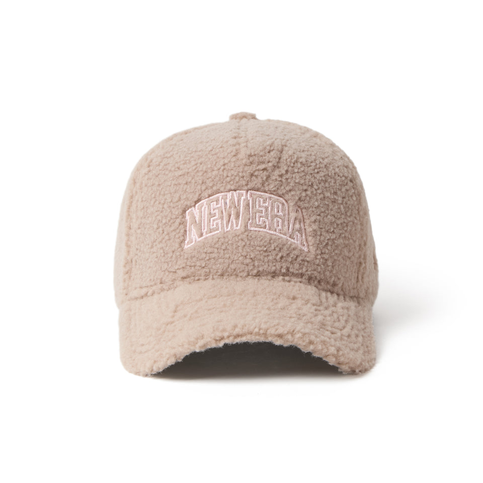 9FORTY A-Frame Boa Fleece カレッジロゴ ベージュ | NEW ERA ニューエラ公式オンラインストア