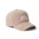 9FORTY A-Frame Boa Fleece カレッジロゴ ベージュ | NEW ERA ニューエラ公式オンラインストア