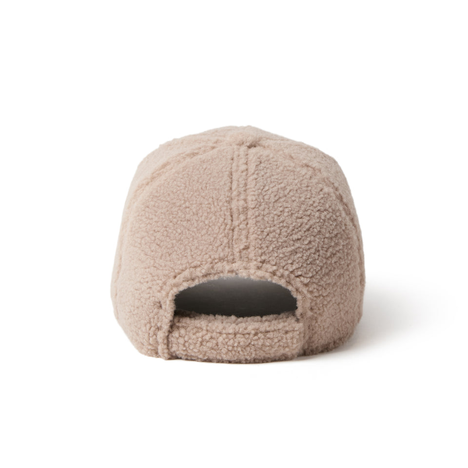 9FORTY A-Frame Boa Fleece カレッジロゴ ベージュ | NEW ERA ニューエラ公式オンラインストア