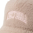 9FORTY A-Frame Boa Fleece カレッジロゴ ベージュ | NEW ERA ニューエラ公式オンラインストア