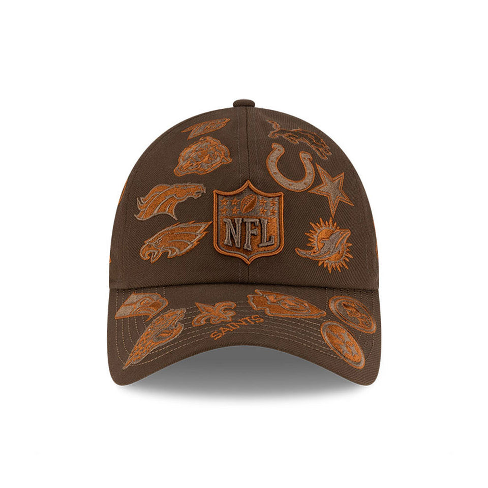 カジュアルクラシック NFL x Bad Bunny All Over Logos ウォルナット