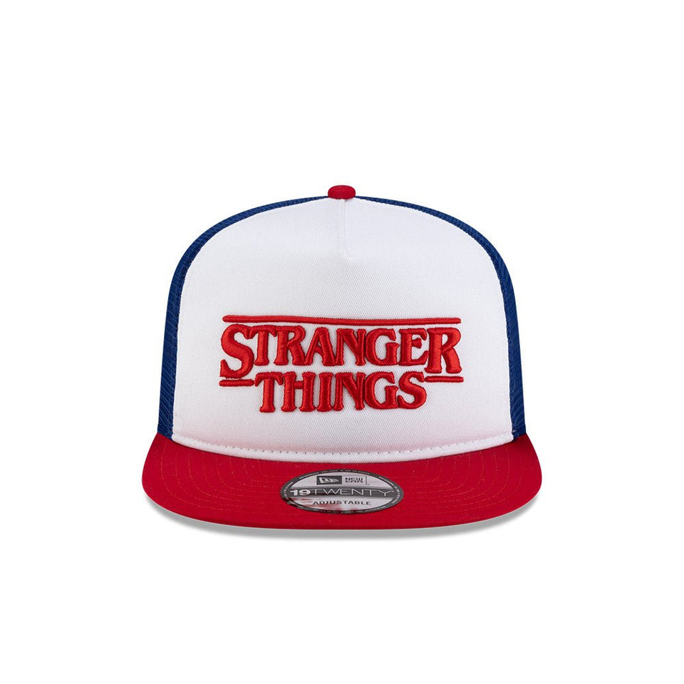 19TWENTY トラッカー NETFLIX STRANGER THINGS ストレンジャー・シングス ホワイト/スカーレット/ブルー - 14867818-OSFM | NEW ERA ニューエラ公式オンラインストア