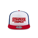 19TWENTY トラッカー NETFLIX STRANGER THINGS ストレンジャー・シングス ホワイト/スカーレット/ブルー - 14867818-OSFM | NEW ERA ニューエラ公式オンラインストア
