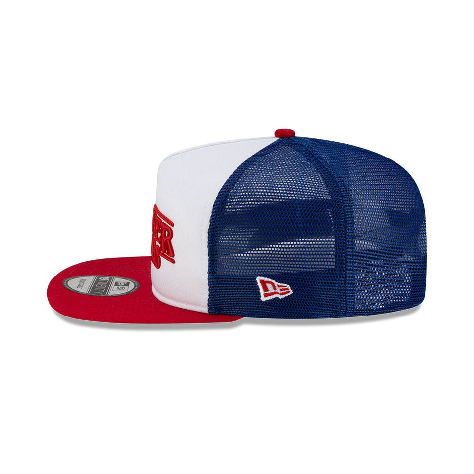 19TWENTY トラッカー NETFLIX STRANGER THINGS ストレンジャー・シングス ホワイト/スカーレット/ブルー - 14867818-OSFM | NEW ERA ニューエラ公式オンラインストア