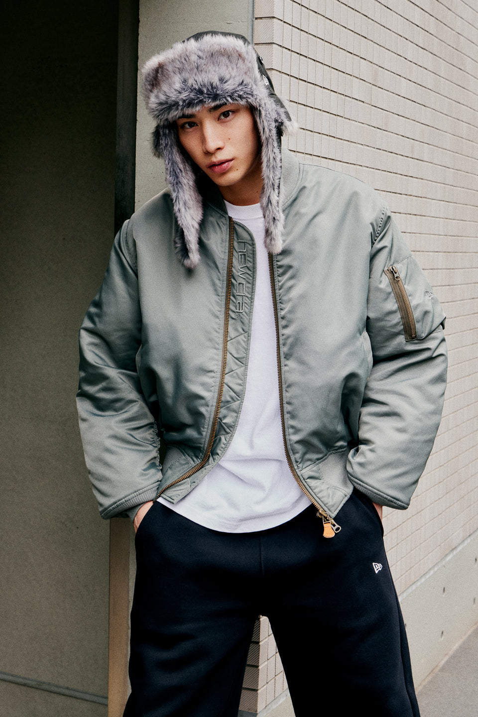 ナイロン ボンバージャケット レザーパッチ オリーブ | NEW ERA ニューエラ公式オンラインストア