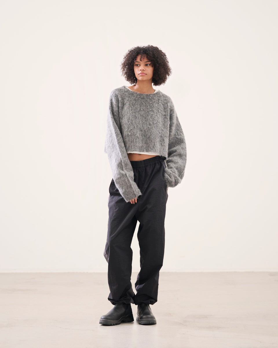 ウィメンズ クルーネック ロングスリーブ クロップド モヘアニット BLACK LABEL FW26 ダークグレー