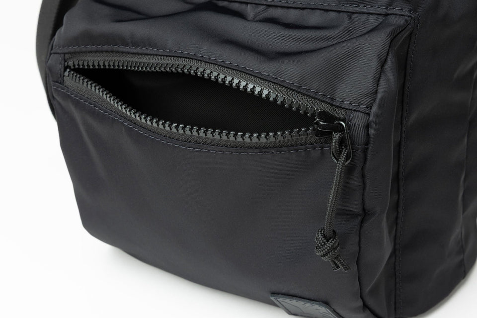 2WAY ドローストリング ポーチ 3L Y's FW25 ナイロンツイル ブラック - 14731703 - OSFM | NEW ERA ニューエラ公式オンラインストア