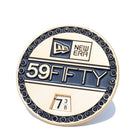 キャップアクセサリー ピンズ 59FIFTY DAY Memorial Collection バイザーステッカー スピナー - 14334710-OSFM | NEW ERA ニューエラ公式オンラインストア
