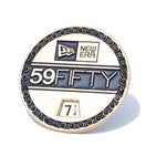 キャップアクセサリー ピンズ 59FIFTY DAY Memorial Collection バイザーステッカー スピナー - 14334710-OSFM | NEW ERA ニューエラ公式オンラインストア