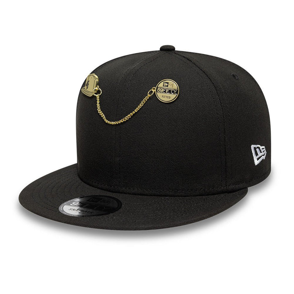 キャップアクセサリー ピンズ 59FIFTY DAY Memorial Collection Chain Cap Sticker - 14676976 - OSFM | NEW ERA ニューエラ公式オンラインストア