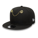 キャップアクセサリー ピンズ 59FIFTY DAY Memorial Collection Chain Cap Sticker - 14676976 - OSFM | NEW ERA ニューエラ公式オンラインストア