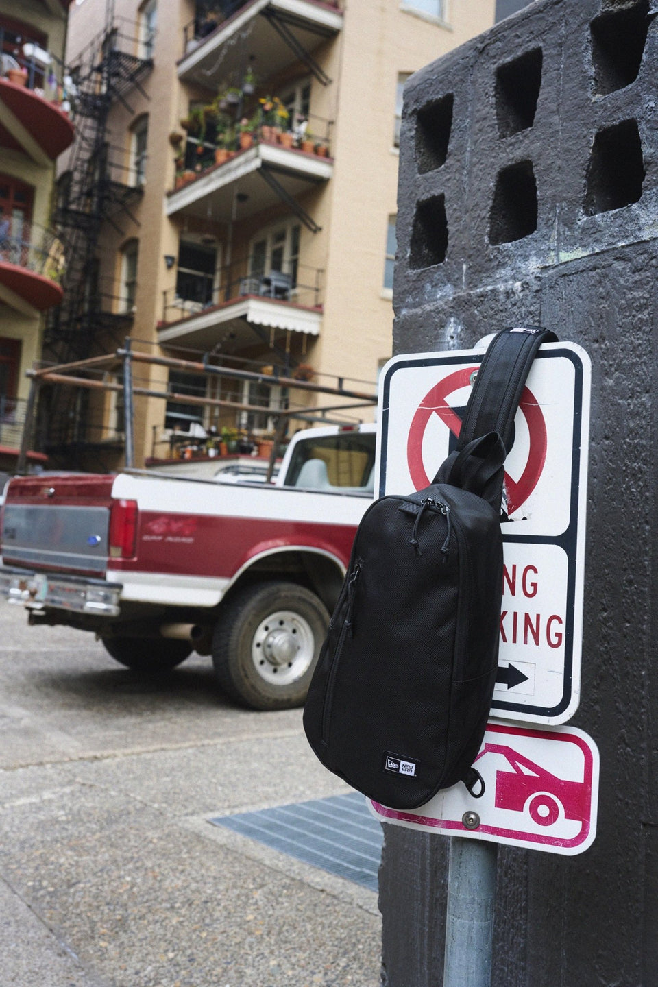 ボディバッグ ワンショルダー 8L ブラック - 14521373 - OSFM | NEW ERA ニューエラ公式オンラインストア