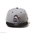 9FIFTY ちびまる子ちゃん ボックスロゴ まる子 グレー ブラックバイザー - 14693336 - SM | NEW ERA ニューエラ公式オンラインストア