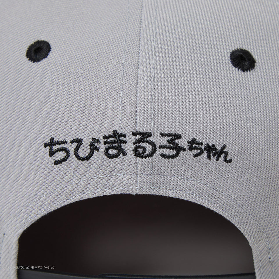 9FIFTY ちびまる子ちゃん ボックスロゴ まる子 グレー ブラックバイザー - 14693336 - SM | NEW ERA ニューエラ公式オンラインストア