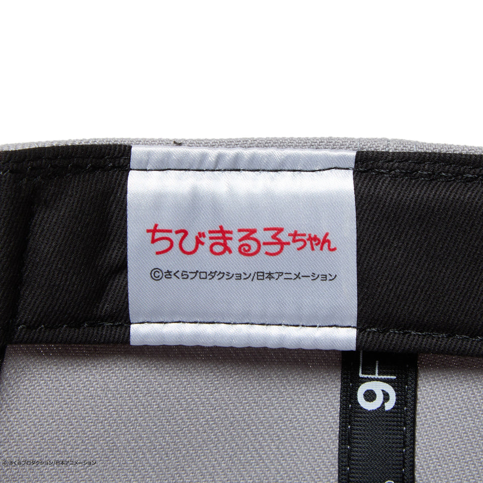 9FIFTY ちびまる子ちゃん ボックスロゴ まる子 グレー ブラックバイザー - 14693336 - SM | NEW ERA ニューエラ公式オンラインストア