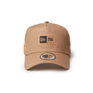 9FORTY A - Frame トラッカー Cork Patch ボックスロゴ カーキ【ニューエラアウトドア】 - 14307266 - OSFM | NEW ERA ニューエラ公式オンラインストア