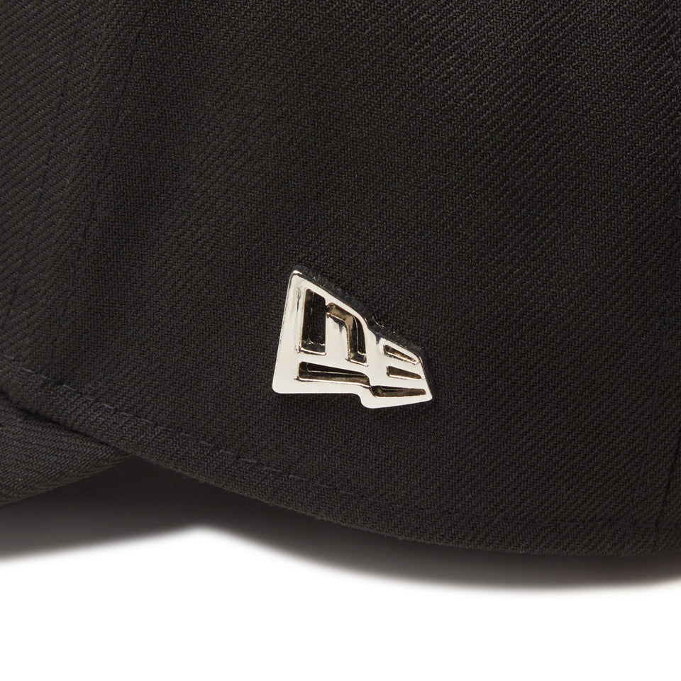 9FORTY A - Frame Metal Flag Logo ブラック × メタリックシルバー - 14307499 - OSFM | NEW ERA ニューエラ公式オンラインストア