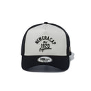 9FORTY A - Frame トラッカー NEW ERA 1920 アーチロゴ ストーン/ブラック - 14109693 - OSFM | NEW ERA ニューエラ公式オンラインストア