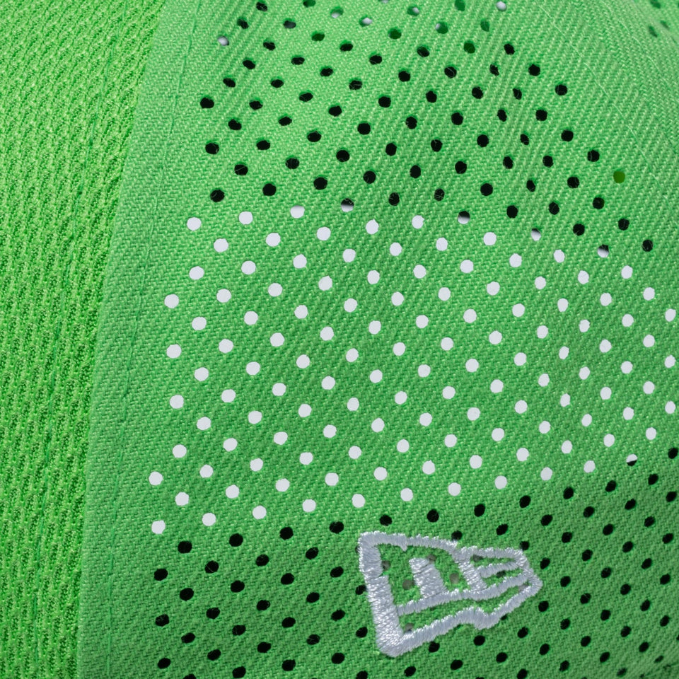 【ゴルフ】 9FORTY Laser Perforated Vertical Logo ライムグリーン - 14109285-OSFM | NEW ERA ニューエラ公式オンラインストア