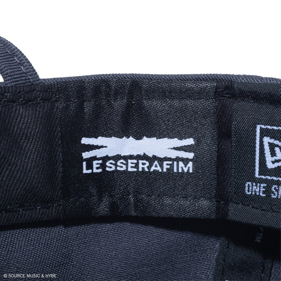 9FORTY LE SSERAFIM Metal Logo グラファイト - 14399983 - OSFM | NEW ERA ニューエラ公式オンラインストア