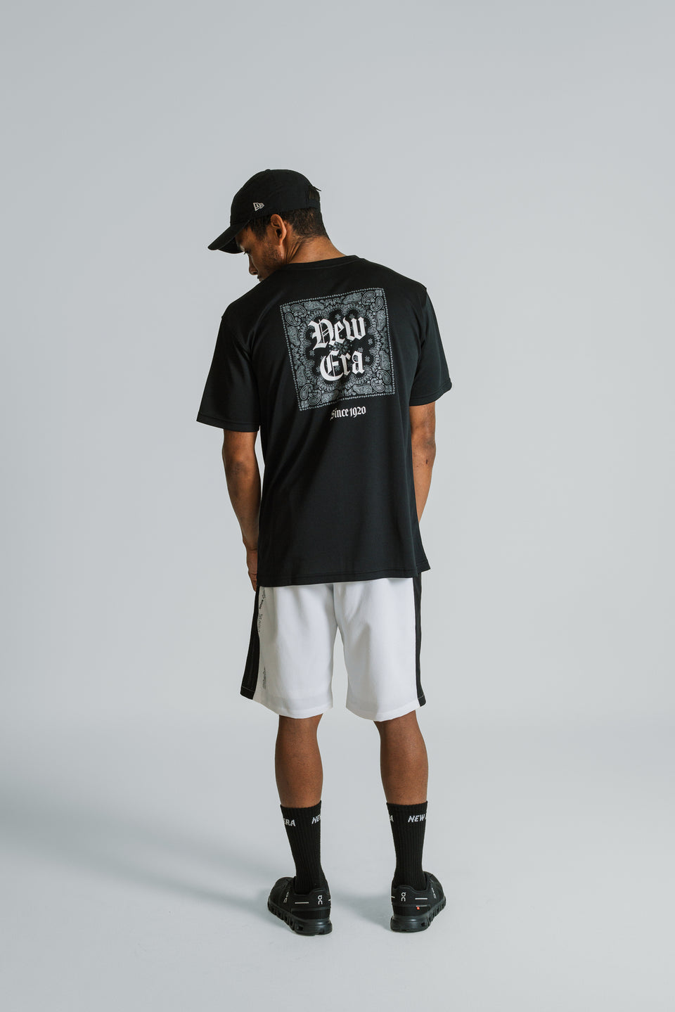 半袖 テック Tシャツ Old English ブラック レギュラーフィット | パフォーマンスアパレル