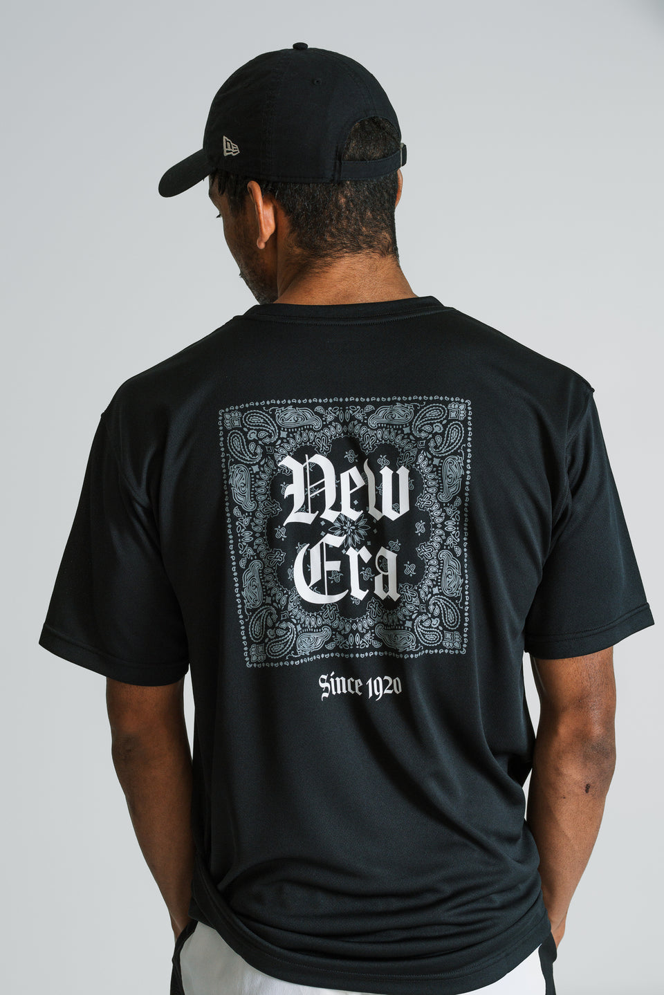 半袖 テック Tシャツ Old English ブラック レギュラーフィット