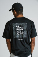 半袖 テック Tシャツ Old English ブラック レギュラーフィット | パフォーマンスアパレル