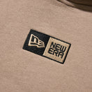 Child 裏起毛 スウェット プルオーバーフーディー Box Logo ミルクティー - 14325137 - 90 | NEW ERA ニューエラ公式オンラインストア
