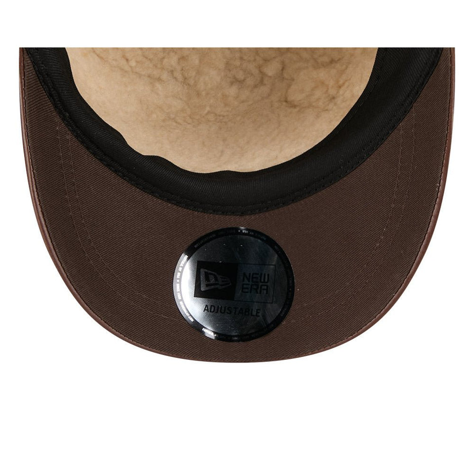 キャンパーキャップ Dog Ear A Christmas Story シンセティックレザーバイザー - 14875606-SM | NEW ERA ニューエラ公式オンラインストア