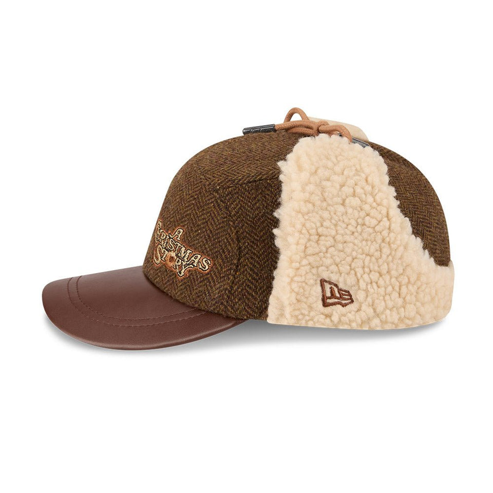 キャンパーキャップ Dog Ear A Christmas Story シンセティックレザーバイザー - 14875606-SM | NEW ERA ニューエラ公式オンラインストア