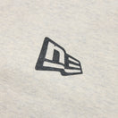 裏毛 スウェット クルーネック Flag Logo Mini オートミール - 14324653 - S | NEW ERA ニューエラ公式オンラインストア