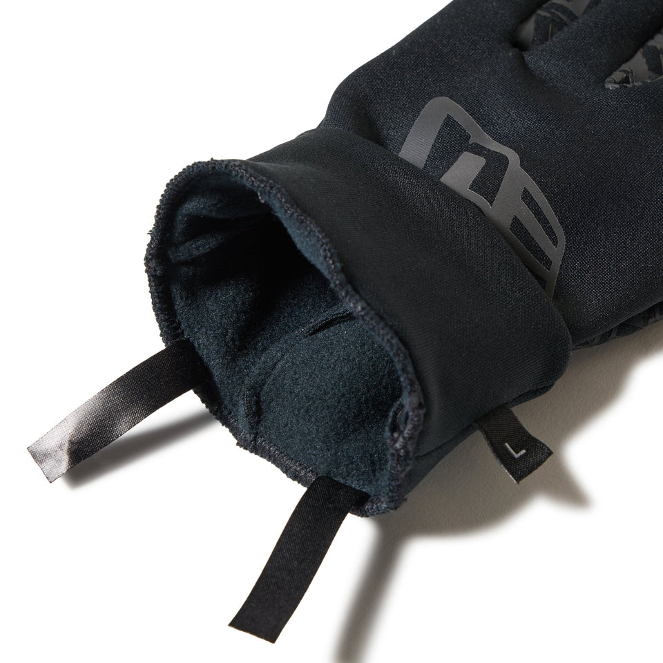 イータッチ フリース ウォーマーグローブ ビッグフラッグロゴ ブラック/ブラック FW25 - 14675883 - S | NEW ERA ニューエラ公式オンラインストア
