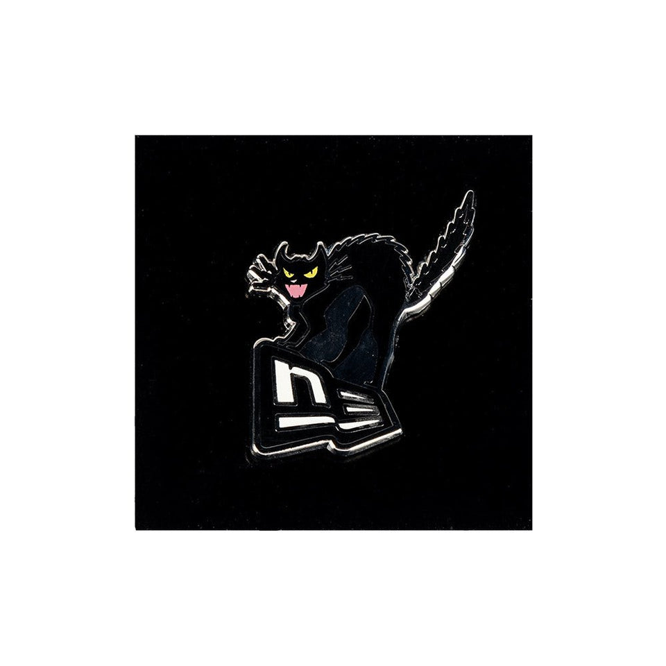 キャップアクセサリー ピンズ Halloween Collection キャット フラッグロゴ - 14515307 - OSFM | NEW ERA ニューエラ公式オンラインストア