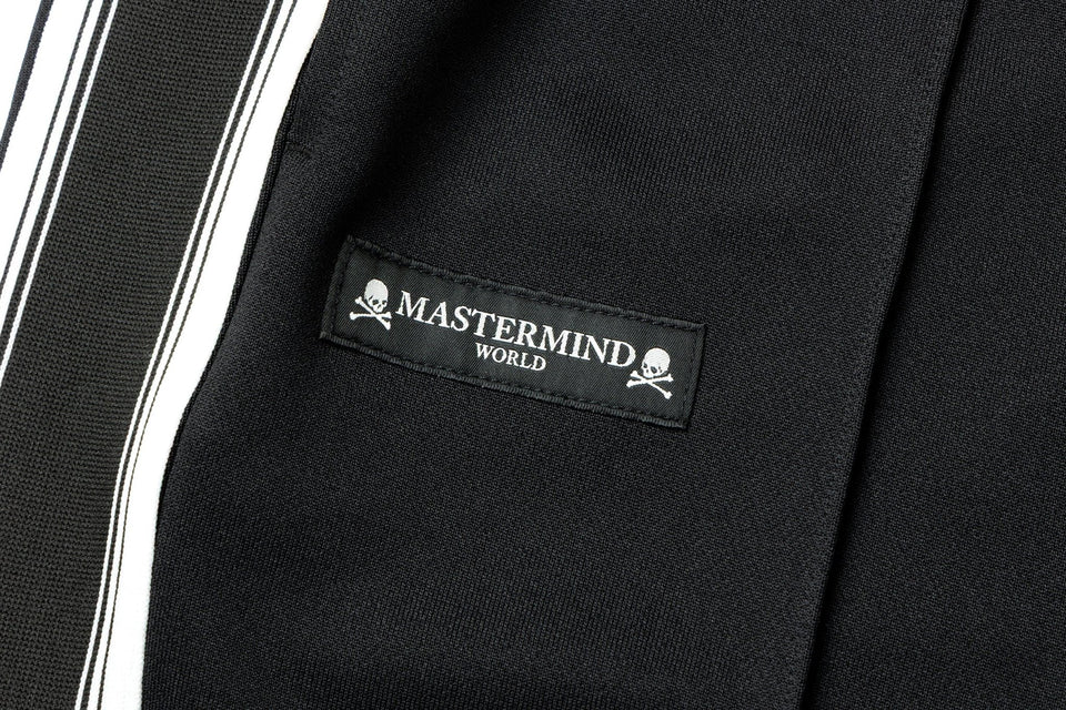 スムースジャージー サイドテープ トラックパンツ MASTERMIND WORLD FW25 ブラック - 14859823 - S | NEW ERA ニューエラ公式オンラインストア