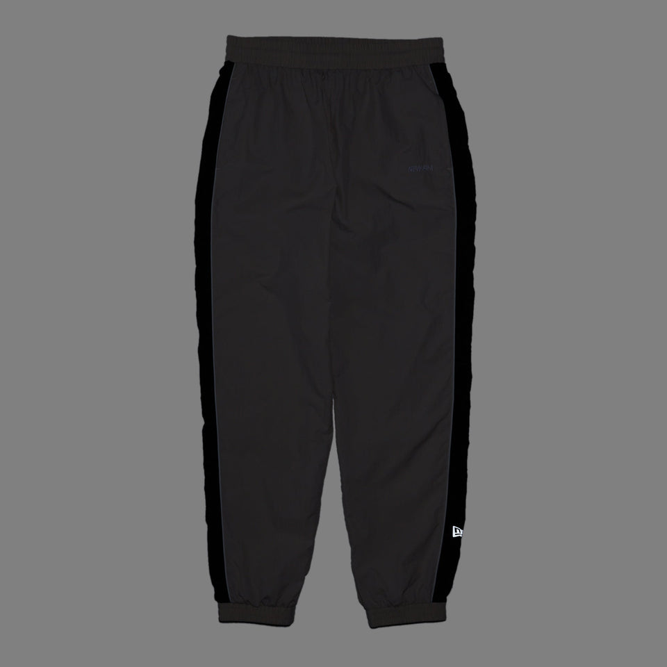 ナイロン サイドテープ トラックパンツ ストーン 【Performance Apparel】 - 14312817 - S | NEW ERA ニューエラ公式オンラインストア