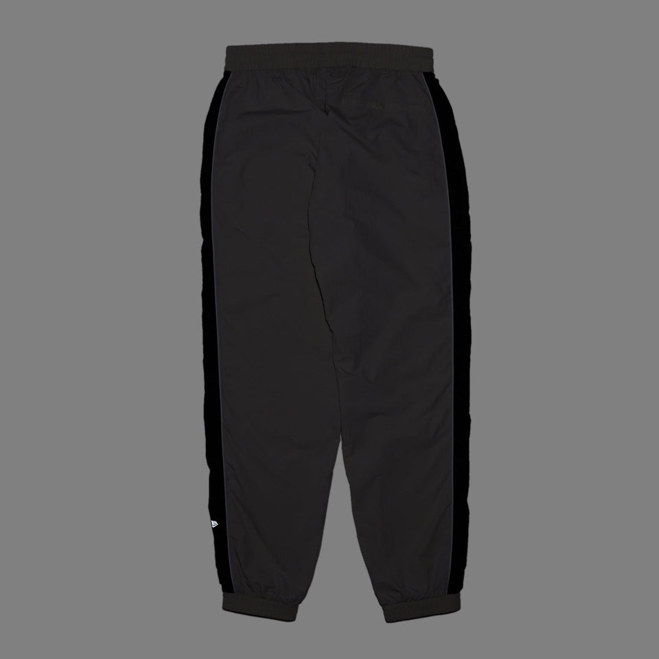ナイロン サイドテープ トラックパンツ ストーン 【Performance Apparel】 - 14312817 - S | NEW ERA ニューエラ公式オンラインストア