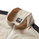ナイロン サイドテープ トラックジャケット ストーン 【Performance Apparel】 - 14312819 - S | NEW ERA ニューエラ公式オンラインストア